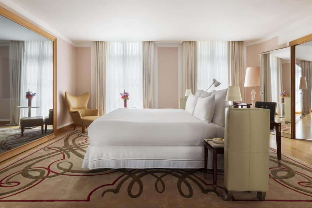 A guest room at Le Royal Monceau blending 1950s glamour with modern design
