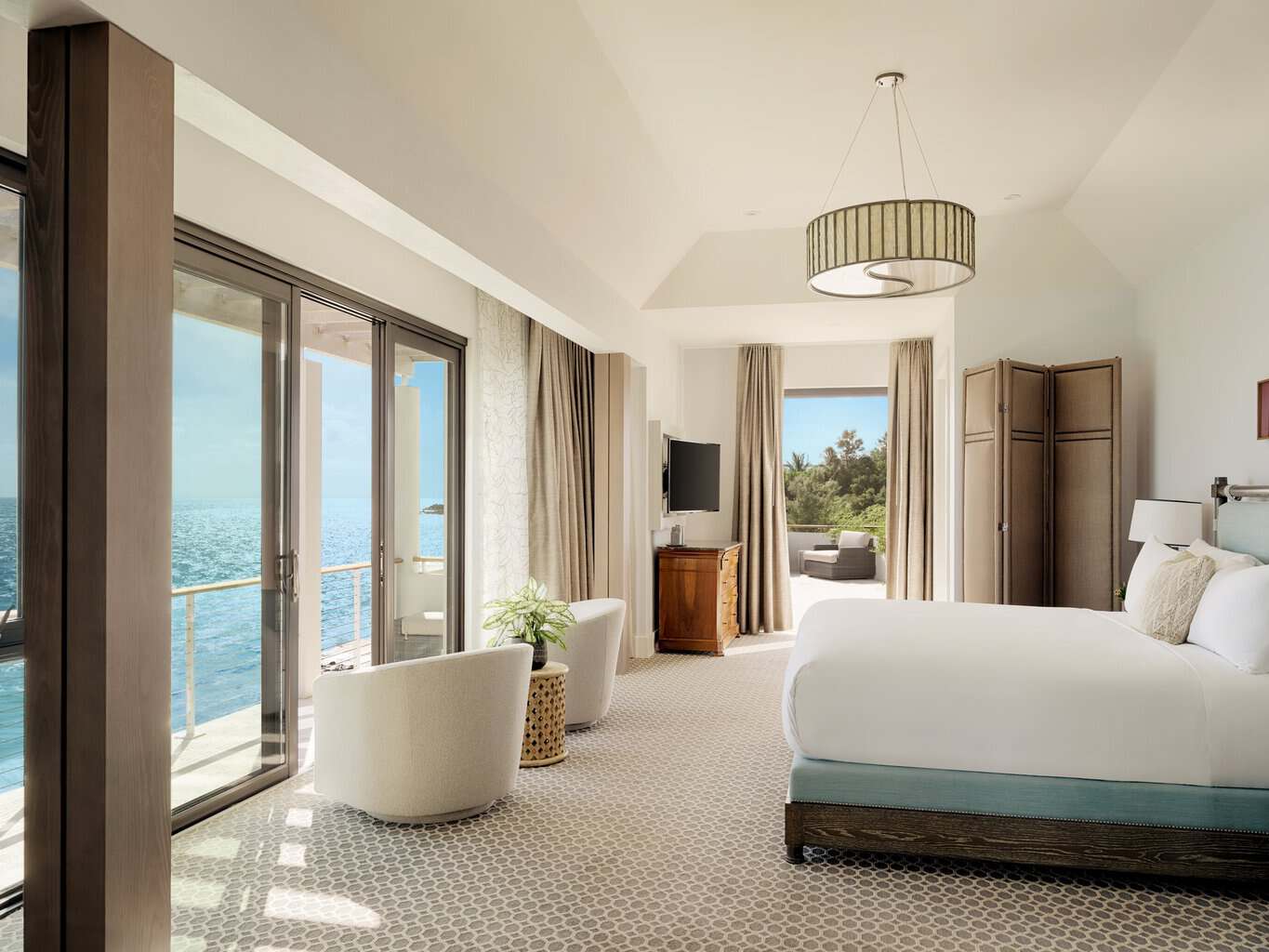 An oceanfront suite at The Loren at Pink Beach with Atlantic views